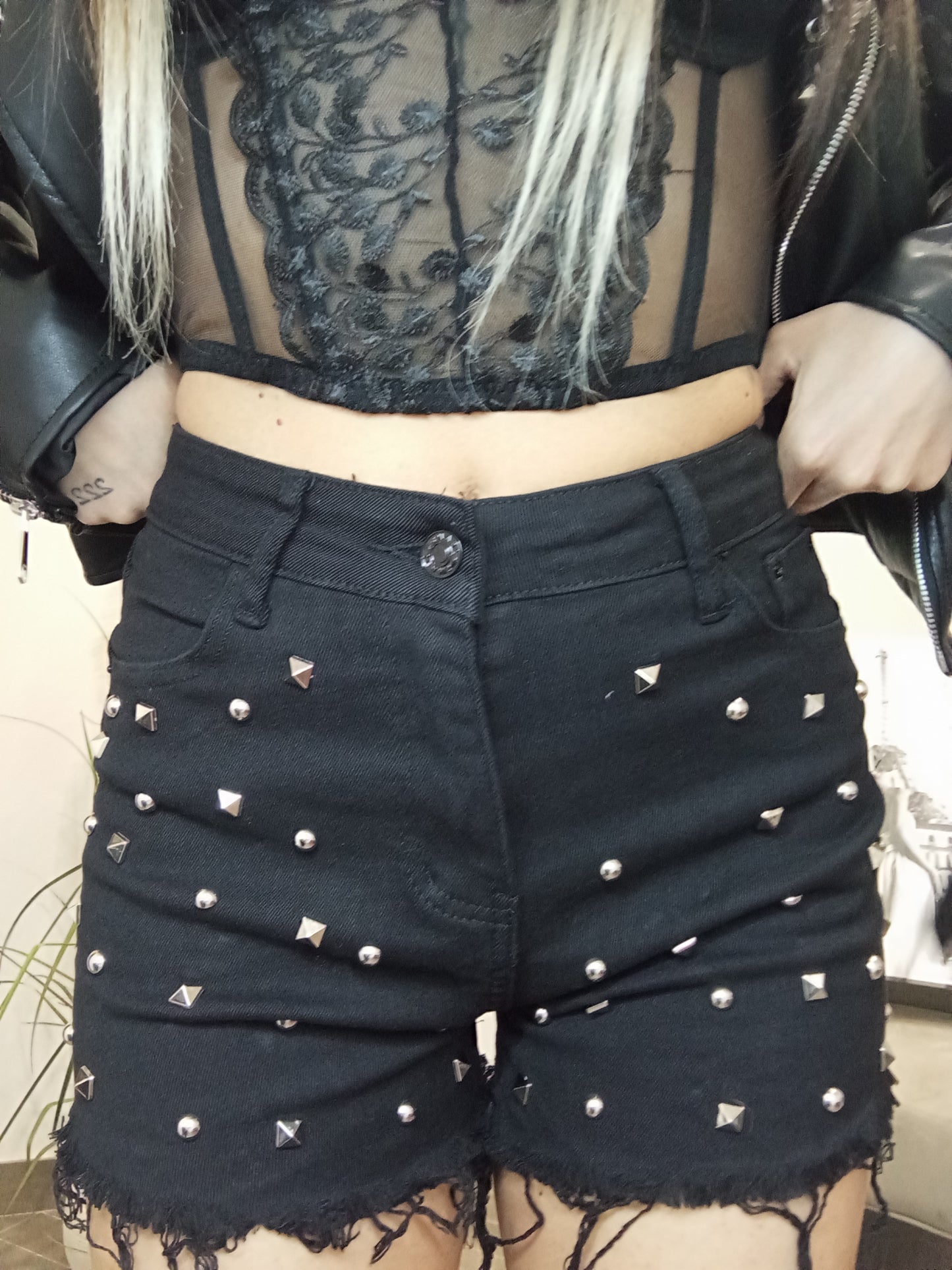 Pantaloncino bianco con borchie