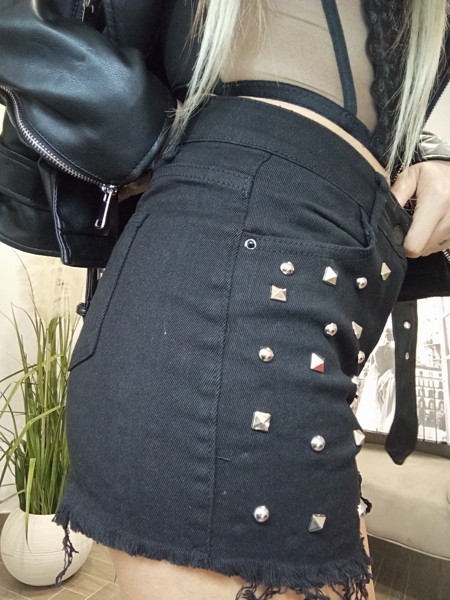 Pantaloncino bianco con borchie