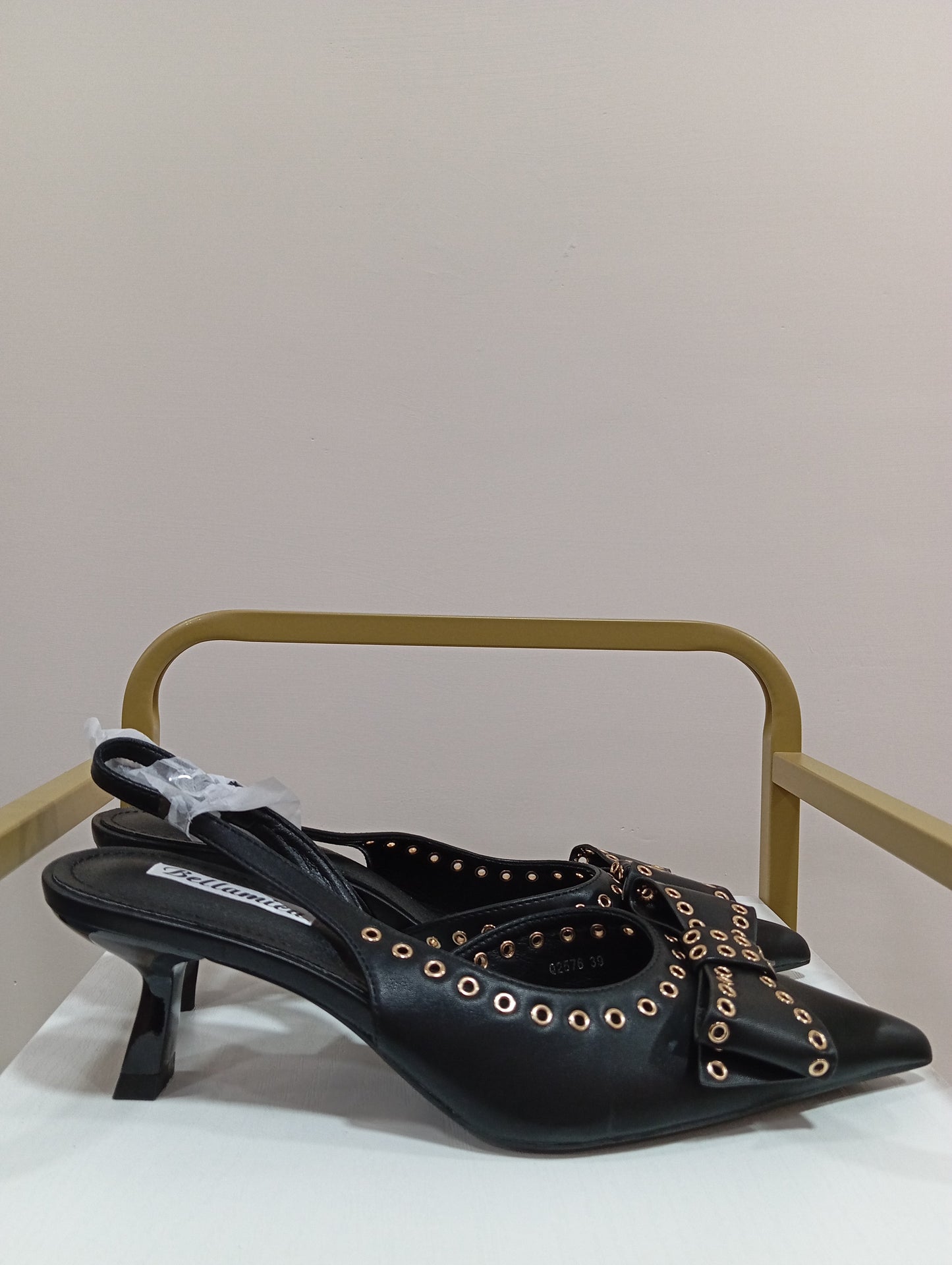 Décolleté con fiocco e borchie