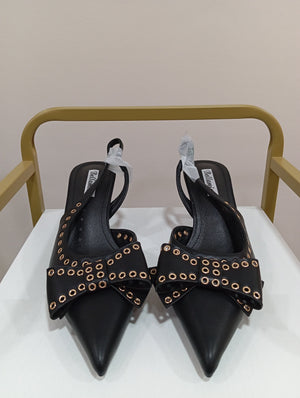 Décolleté con fiocco e borchie