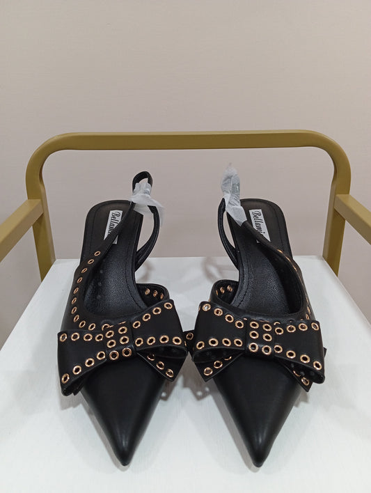 Décolleté con fiocco e borchie